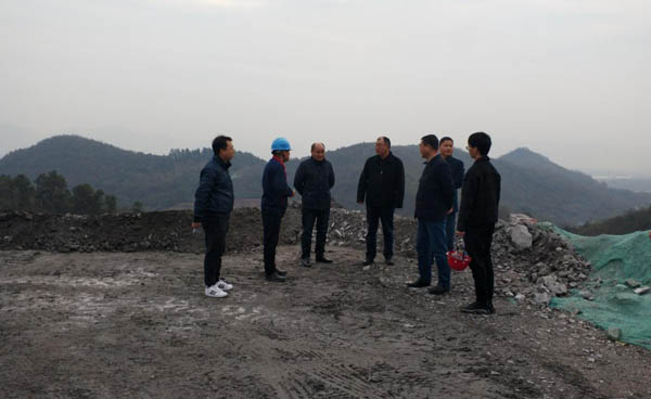 集團(tuán)公司黨委副書記、總經(jīng)理龔華東到矸石項(xiàng)目部視察 