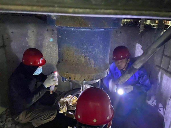 矸石項目部開展設(shè)備維保工作 